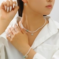 Parure de bijoux en perles avec pendentifs football et cristaux portés par un mannequin - Collection Collier Bracelet Boucles d'Oreilles Football