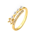 Bague ajustable dorée avec quatre perles blanches et un zircon rond sur fond blanc neutre - Style Double Couche Croisé Perle Zircon (CB00744CX)