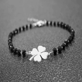Bracciale di perle di ossidiana con ciondolo a quadrifoglio d'argento e chiusura regolabile - Quadrifoglio d'argento