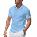 Primer plano de la textura de gofre azul claro y tela transpirable en polo para hombres - Azul claro