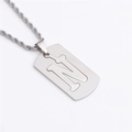 Gros plan du pendentif rectangle argenté avec lettre N évidée sur chaîne torsadée - Lettre N / Argent