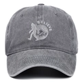Dettaglio del ricamo BELIEVE e silhouette di Bigfoot su berretto grigio lavato - Regolabile / Grigio