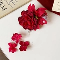 Vue détaillée d'une pince à fleurs rouges avec plumes, perles et éléments de glands - 22# Pince à Bec-Rouge-Unique