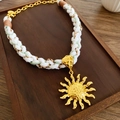 Detailansicht der Boho-Baumwollkordelkette mit einem gehämmerten goldenen Sonnenanhänger - Gold