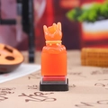 Figurine décorative orange translucide avec lotus sculpté sur base noire - Sceau Orange Main de Bouddha (1223-5)