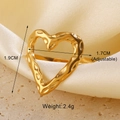 Nahaufnahme eines goldenen Herzrings mit Hammerschlag-Textur und verstellbarer Schiene - Goldener Herz Ring / Einstellbar Offen