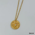 Goldene Halskette mit rundem Sonnenanhänger und strahlendem Zirkonia-Zifferblatt - Sonnenkompass Runde Platte (D610) / Goldene Halskette (Weiße Zirkonia)