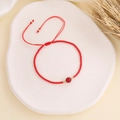 Gros plan du bracelet de perles rouges fait main avec entretoises dorées et cordon réglable - 2# Rouge