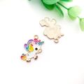 Dettaglio dei ciondoli a forma di unicorno smaltato con fronte colorato e retro dorato - Unicorno 23x16mm (15520)