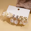 Set de 3 pares de pendientes dorados con flores, perlas de imitación y detalles de cristal - Blanco (Juego de 3 pares)