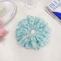 Übergroßes Chiffon-Haargummi mit grünem Blumenmuster auf einem weißen ästhetischen Tisch - Qingcheng Blau (Blumig)