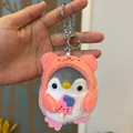 Detail eines süßen Pinguin-Plüschanhängers mit rosa Kapuzenpullover und Eis am Stiel - Rosa Pinguin mit Lutscher (Schlüsselanhänger) / 10cm