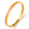 Detail eines Gold-Titanstahl-Armreifs mit orangen Emaille-Streifen und Schnallenverschluss - Gold Orange