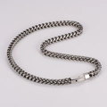 Dettaglio macro della catena in acciaio inossidabile argento 8mm con chiusura a scatola - Collana Argento