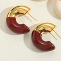 Dettaglio macro di orecchini a C placcati oro con finitura in smalto rosso - Smalto Rosso Vino