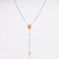 Rosario dorado con cuentas azules y colgante religioso sobre fondo blanco liso - Azul Lago