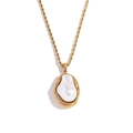 Collar bañado en oro de estilo barroco con colgante de perla blanca sobre fondo liso - Collar de Cadena de Cordón con Perla Barroca - Dorado