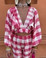 Dettaglio completo di set due pezzi a quadretti rosa con top a maniche a sbuffo e scollo a V - S / Quadri Rosa e Bianchi