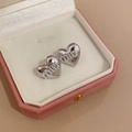 Pendientes de corazón plateados con perlas y marca MIU en un joyero de terciopelo - 65# Corazón Poste de Plata