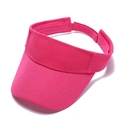 Détail de la visière rose rouge avec sangle velcro réglable sur fond blanc uni - Rose rouge