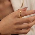 Elegante anello dorato con cornici esagonali, zirconi e dettagli in smalto occhio colorato - Smalto Rosso