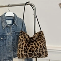 Modische Shopper-Tasche aus Leoparden-Kunstfell mit schwarzen Trägern für Herbst und Winter - Braun