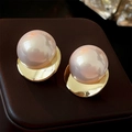 Boucles d'oreilles dorées géométriques avec grandes perles rose-violet sur cuir - Tige en Argent - Boucles d'Oreilles Clous Perle Ronde Dorée