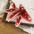 Vue détaillée d'une élégante barrette fleur de lys en tissu rouge avec des perles - Pince à Bec de Canard (40#) / Rouge