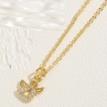 Collana con ciondolo ad ala d'angelo dorata con pietre di zircone su sfondo crema - Angelo / Oro