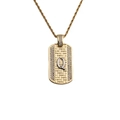 Détail d'un pendentif doré rectangulaire avec surface texturée et lettre Q en argent sertie - Pendentif Lettre Q-Chaîne 60CM