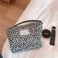 Détail macro de la pochette fleurie en coton avec zip et étiquette en tissu - Fond Noir Petites Fleurs