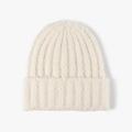 Gorro de punto beige grueso con textura de mohair esponjosa y diseño de puño ancho doblado - crema