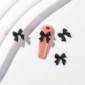 Set nail art avec nœuds 3D noirs mats et un petit accent papillon rouge - Noir