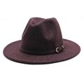 Détail du chapeau Fedora en laine bordeaux avec ruban fin en cuir marron et boucle dorée - M (56-58cm) / Violet Foncé