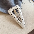 Dettaglio di un fermaglio per capelli a triangolo con pois neri su tessuto di cotone bianco - Stile Triangolo a Pois Bianco Nero (Clip Argento) (HH9170)