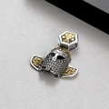 Detail van Viking helm hanger met zilveren maliënkolder textuur en gouden patronen - Goud & Zilver Viking Krijger Helm Hanger (KP130633-TLX)