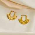 Detail von böhmischen goldene Fächerohrringe mit Sonnenstrahl-Hohlmuster auf weißer Seide - Blumen strukturierte Ohrringe