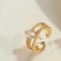 Nahaufnahme eines Vintage-Goldrings mit großem Zirkon-Zentralstein und Pavé-Besatz - Einzelner Weißer Zirkonia (JZ0265)