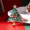 Broche sapin de Noël émaillée avec strass colorés et étoile dorée sur fond de fête - Vert