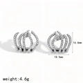 Detailsicht der 18,5 mm x 16,6 mm großen fünfzackigen Edelstahl-Ohrstecker in Silber - Fünf-Krallen Stromlinienförmiger Stil (TE60411) / Silber