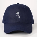 Dettaglio del ricamo a rosa bianca sul tessuto blu navy del cappellino da baseball - Taglia unica / Blu navy