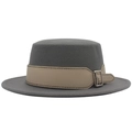 Dettaglio di un cappello di lana grigio con fascia in pelle beige e fibbia metallica - Grigio (Cintura Beige)
