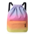 Detalle de la mochila con degradado de colores, cordón ajustable y bolsillo frontal - Degradado Amarillo
