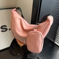Bolso hobo rosa de nailon con texto Mountain Line y colgante de monedero a juego - Rosa