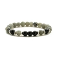 Detailansicht eines Naturstein-Armbands mit Labradorit, schwarzem Achat und Silberperlen - Labradorit