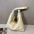 Grand sac fourre-tout crème en similicuir avec détail de bandoulière nouée à la mode - Kaki