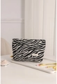 Dettaglio di una trousse da trucco in tessuto zebrato bianco e nero con etichetta tessuta - Zebra Print
