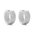 Detail van luxe oorringen met meerrijige pavé-zetting van kristallen in zilveren - Zilver Volledig Zirkonia Breed