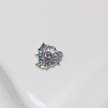 Détail macro du pendentif toile d'araignée argenté avec cœur rose et cristaux blancs - Rose