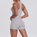 Détail du soutien-gorge de sport dos nageur gris clair et short de yoga taille haute - Gris Givré